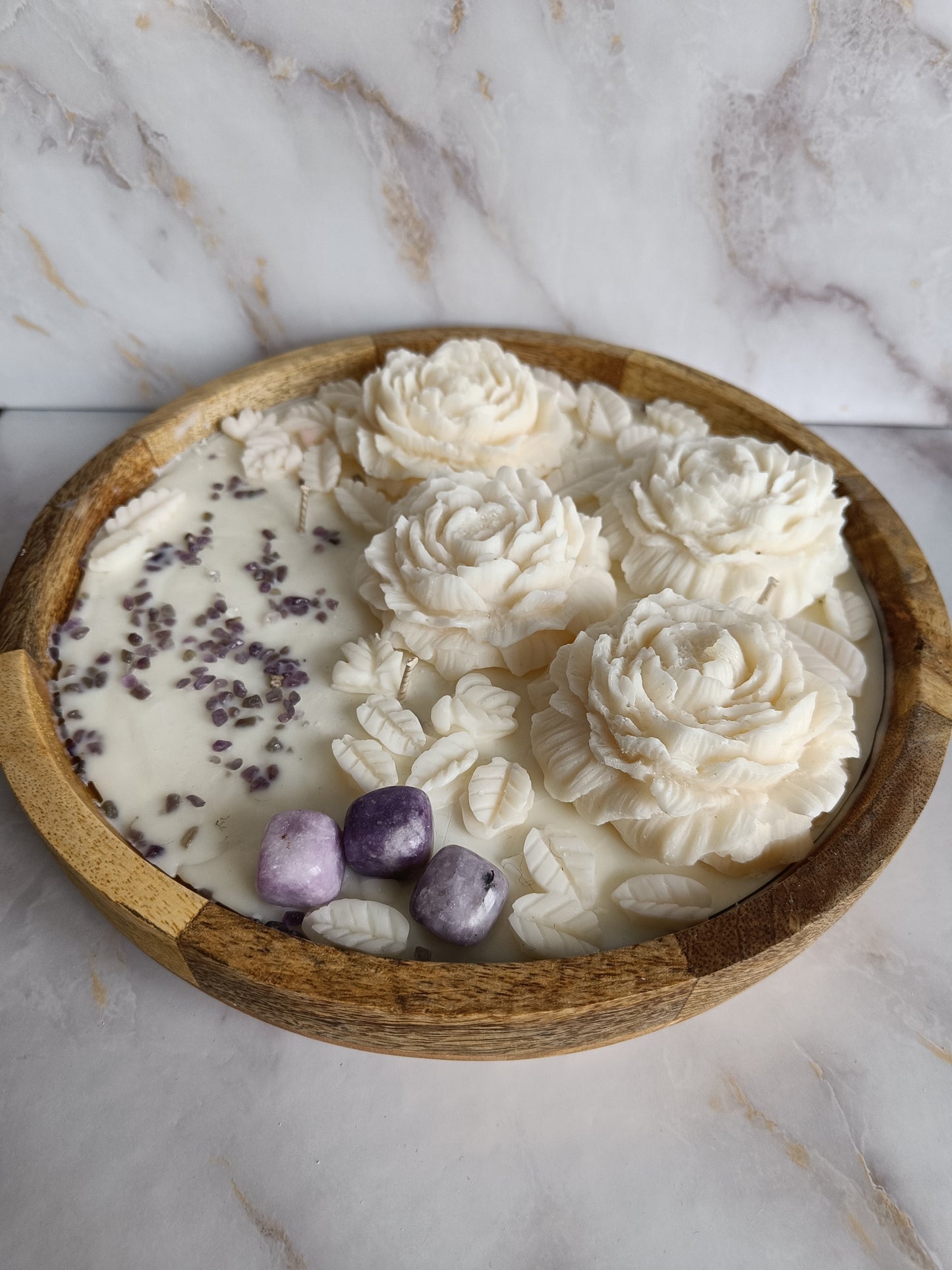 🕯️ Geurkaarsen – Handgemaakte Kaarsen voor Warmte & Welzijn
Ontdek de kracht van geur en sfeer met onze handgemaakte geurkaarsen. Elke kaars wordt zorgvuldig gegoten met natuurlijke was en verrijkt met hoogwaardige geuroliën die je zintuigen prikkelen. Of je nu kiest voor ontspannende lavendel, frisse eucalyptus of warme vanille: onze kaarsen creëren een rustgevende en uitnodigende sfeer in elke ruimte.
Perfect voor zelfzorgmomenten, meditatie, badtijd of als stijlvol cadeau. Dankzij het elegante ont