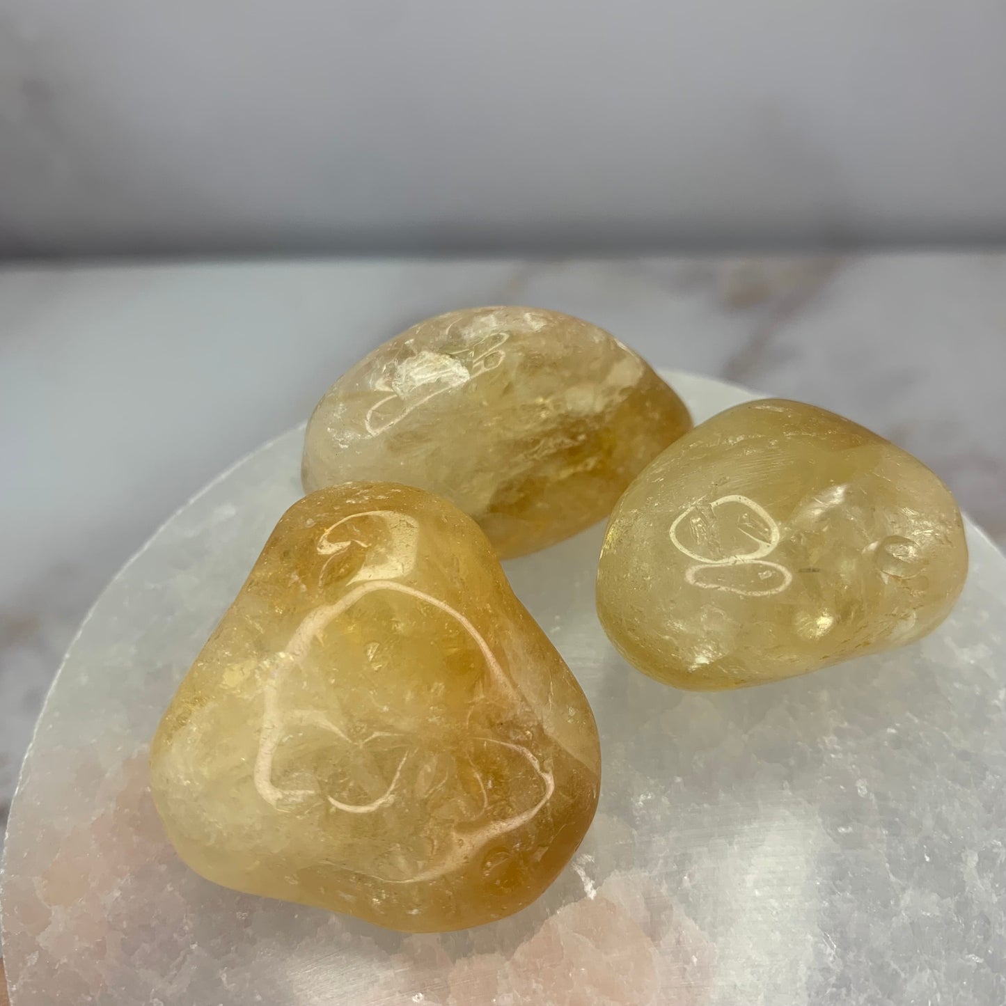 Glanzende trommelsteen van bergkristal – spirituele reiniging en balans