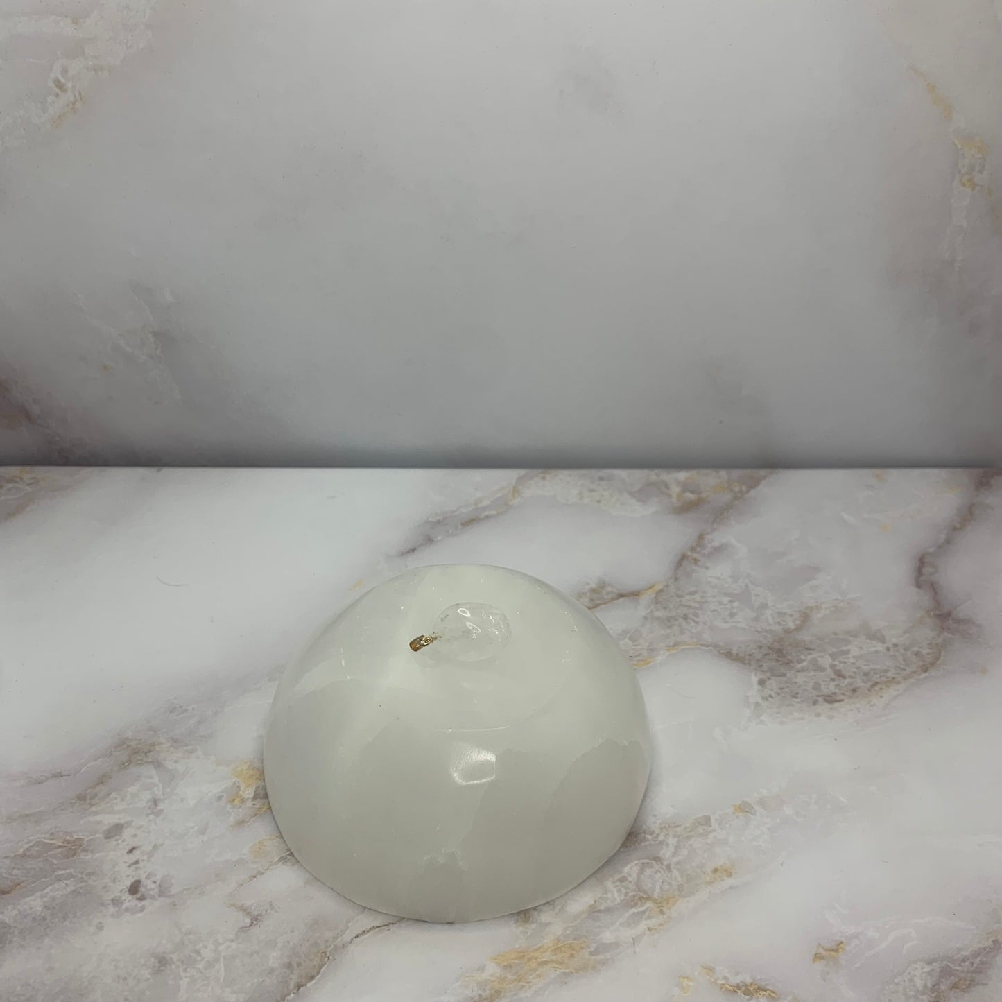 ✨ Kettinghanger | Bergkristal - trommelsteen
“Uniek en met de hand gemaakt”
🌸 Omschrijving
Onze handgemaakte kettinghangers zijn stuk voor stuk unieke creaties, met oog voor detail en liefde vervaardigd. Elke hanger is een miniatuur kunstwerk – met de hand geboetseerd, afgewerkt en samengesteld in België. Perfect om je ketting een persoonlijke touch te geven of cadeau te doen aan iemand die houdt van authentieke sieraden.
🔍 Details
• Materiaal: Verguld messing (nikkelvrij)
• Sterrenbeeld: