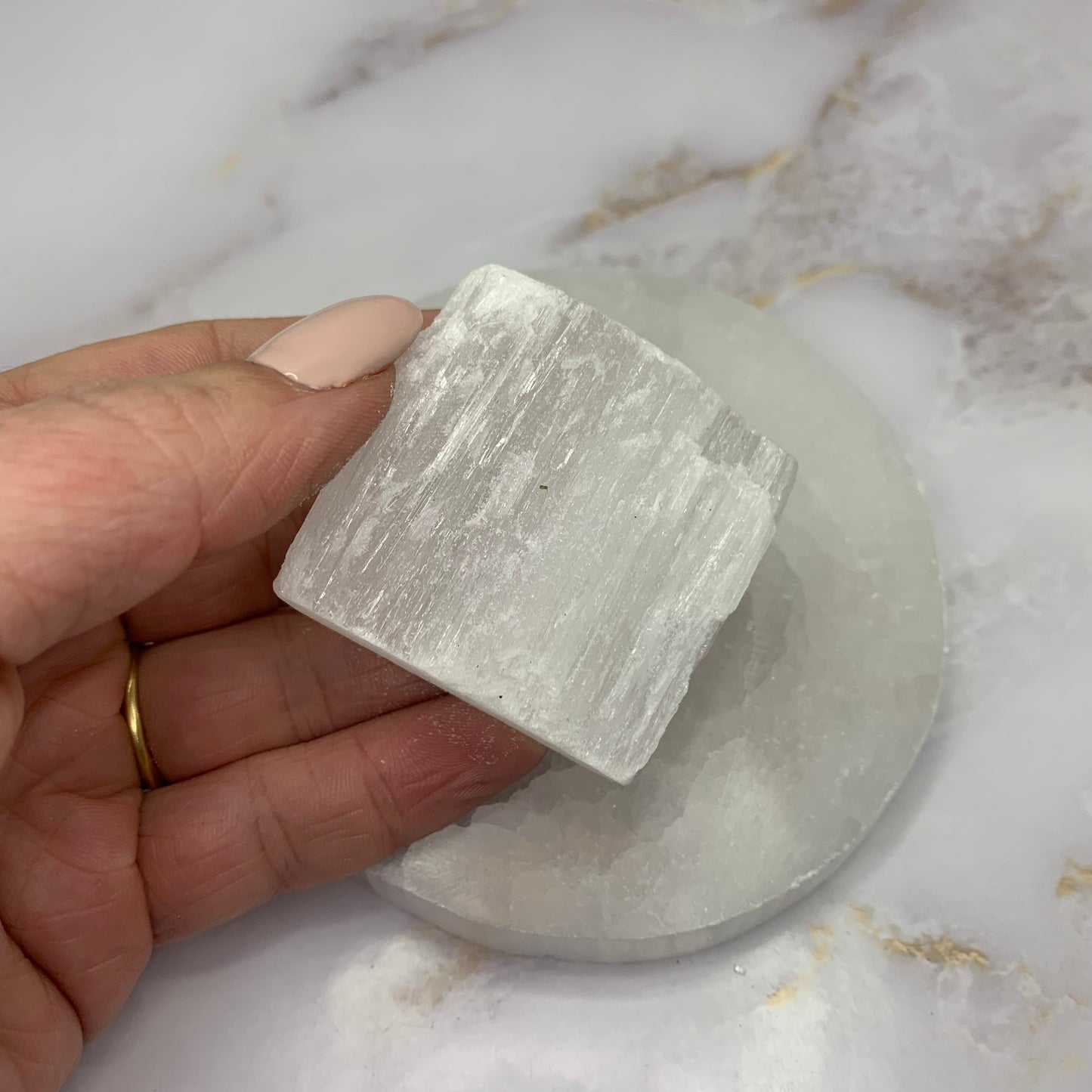 Koop ruwe seleniet, een zuivere kristal voor energiezuivering en mentale helderheid. Ideaal voor meditatie en spirituele bescherming.