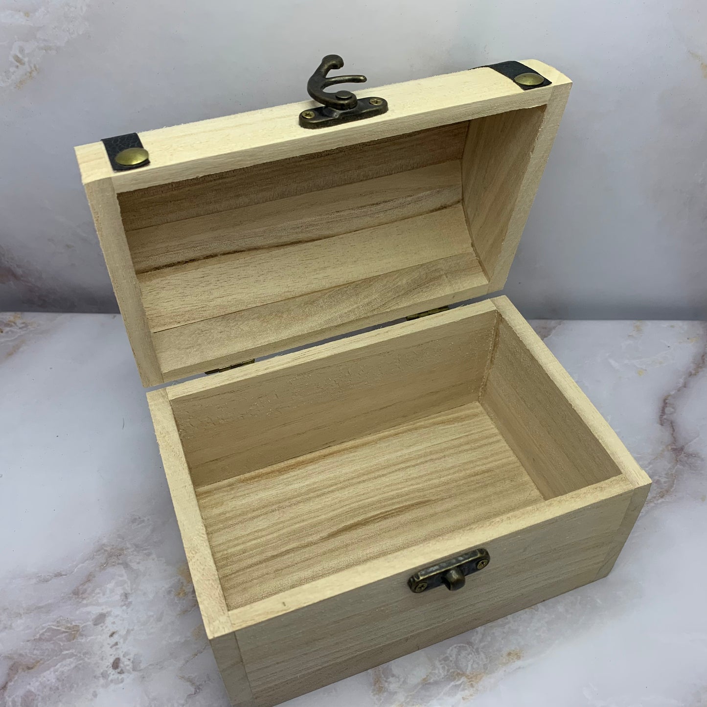 🌟 Leeg houten schatkistje – klein, decoratief en vol mogelijkheden
Dit mini houten schatkistje is de perfecte bewaarplek voor edelstenen, sieraden, briefjes of andere kleine schatten. Gemaakt van lichtgewicht hout en afgewerkt met een klassieke metalen sluiting, past dit kistje in elk interieur of altaar. Laat je creativiteit de vrije loop – vul het zelf met wat jij bijzonder vindt.
Kenmerken:
Compact houten kistje met metalen sluiting
Ideaal voor edelstenen, sieraden of kleine herinneringen
Ook leuk