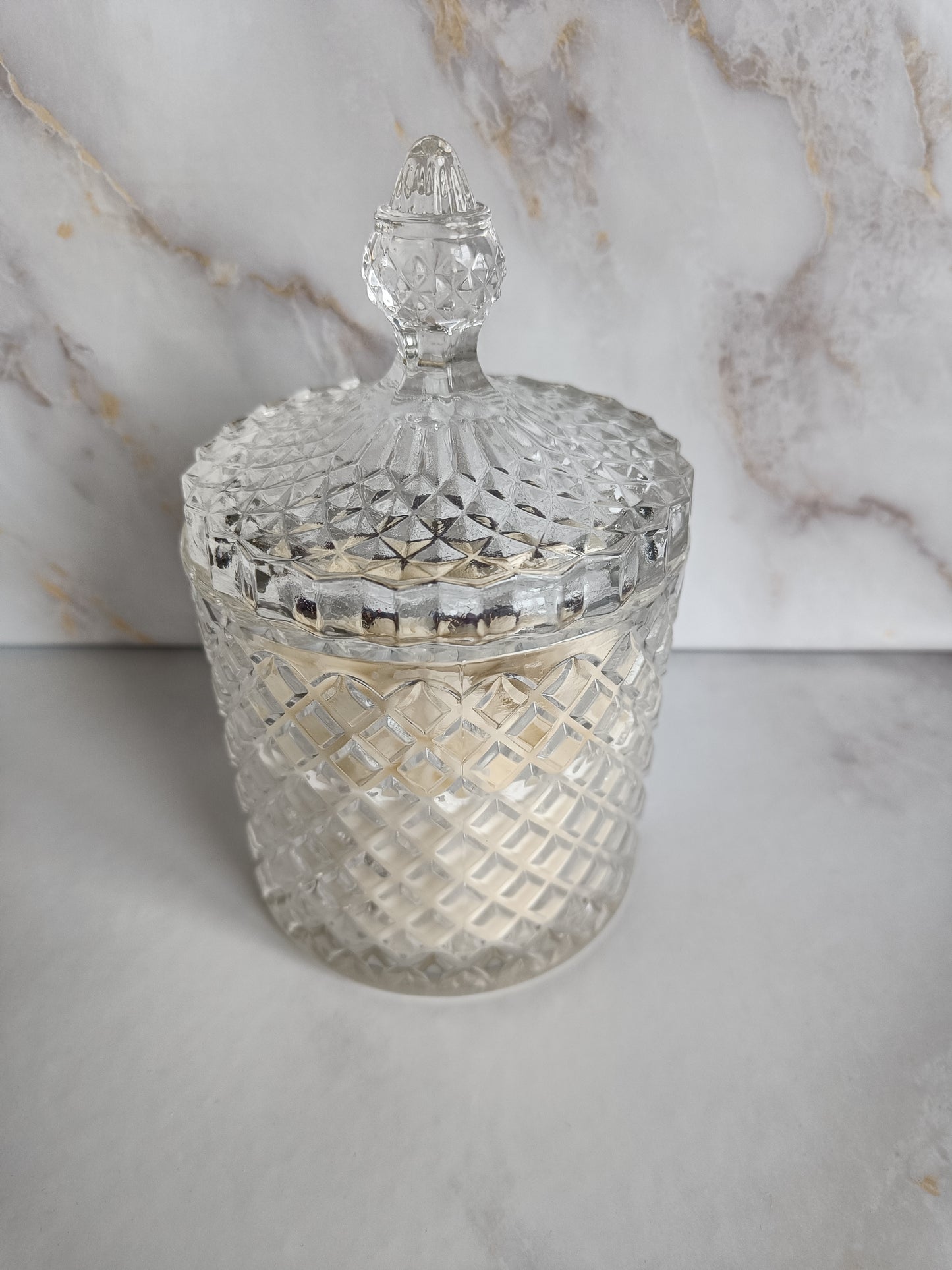 Ontdek handgemaakte geurkaarsen van natuurlijke was. Duurzaam, stijlvol en verrijkt met heerlijke geuren voor elk moment van rust en gezelligheid.