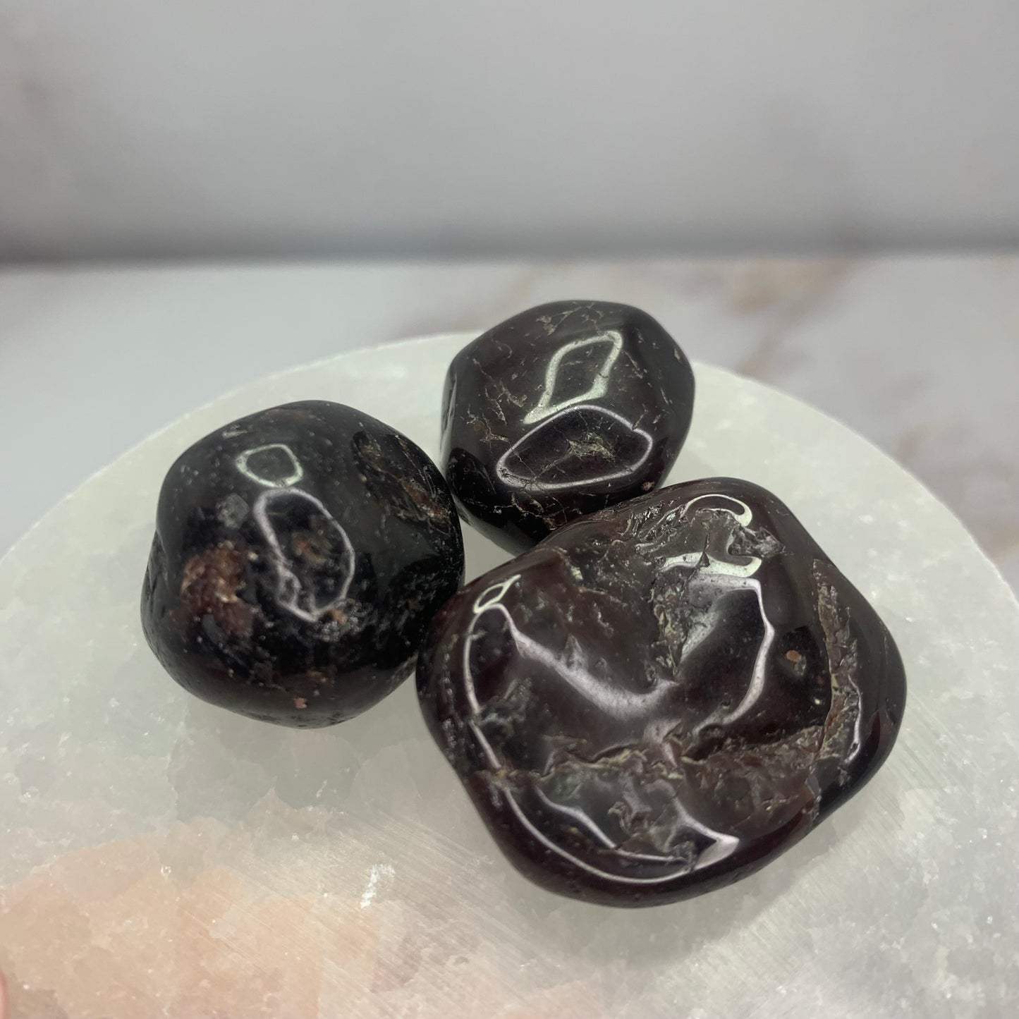 Trommelsteen granaat – natuurlijke steen voor wilskracht en doorzettingsvermogen