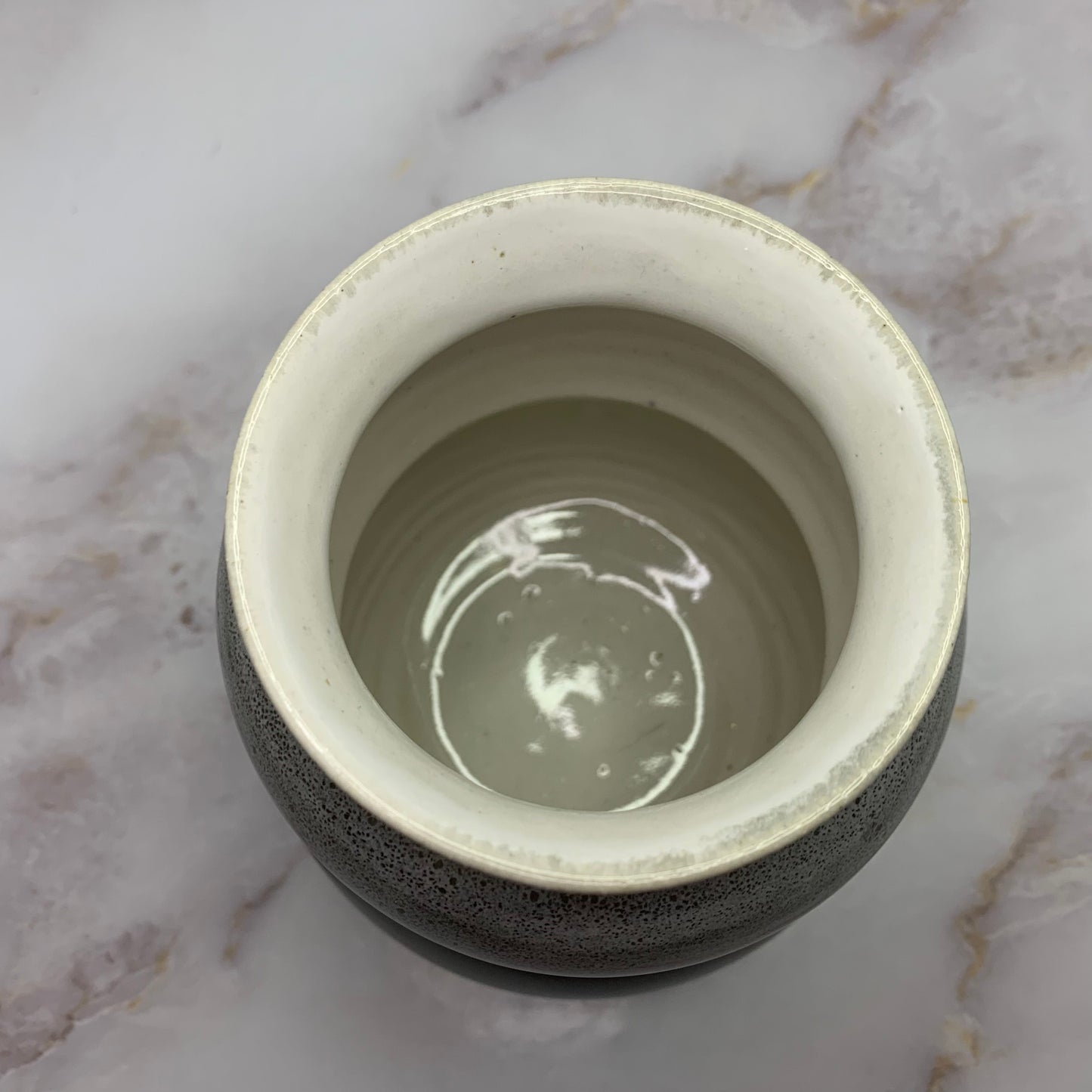 Uniek keramiek beeldje – handgemaakt decorstuk in zachte tinten