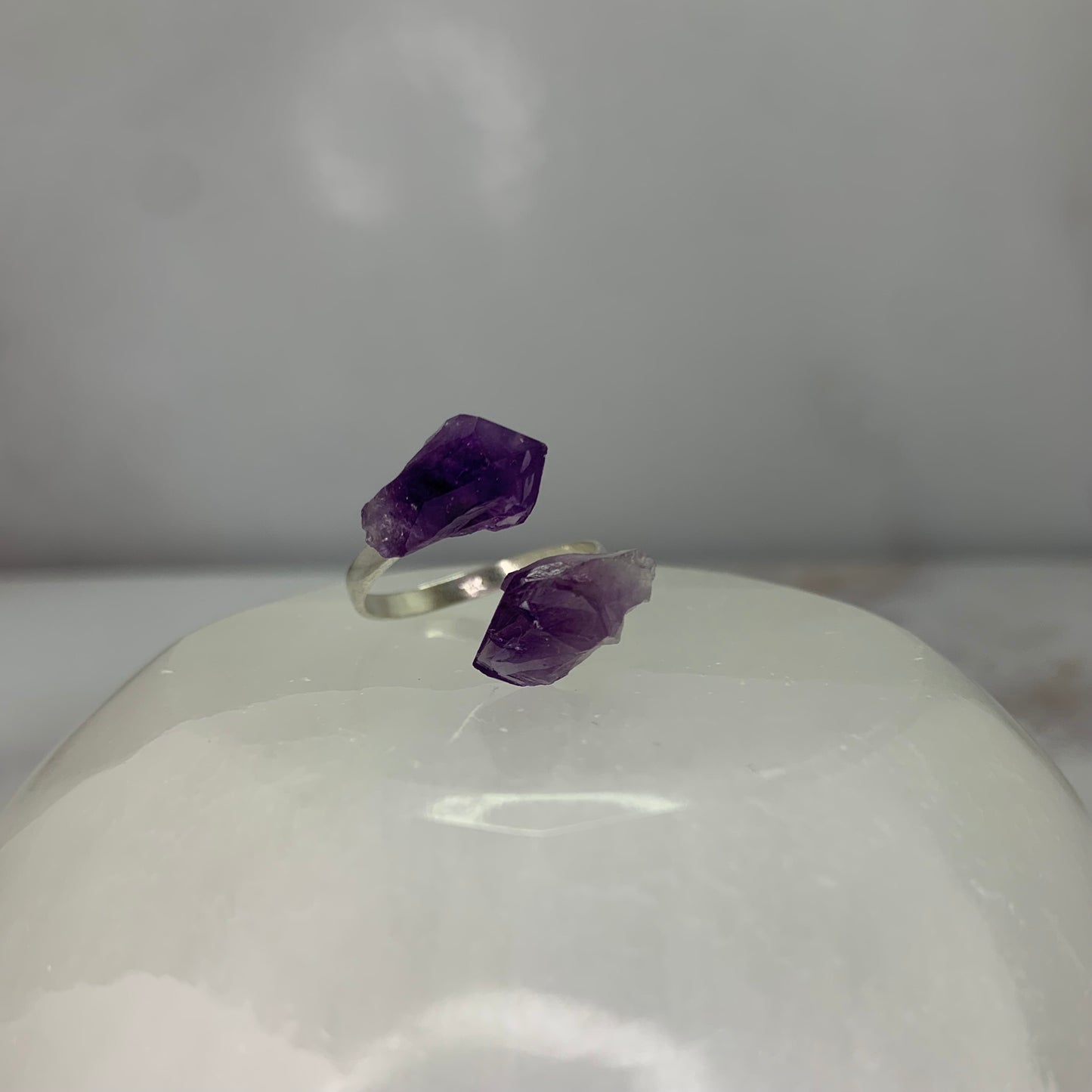 Verstelbare Ring met amethist – Handgemaakt & Zuiverend | Edelsteen Sieraad