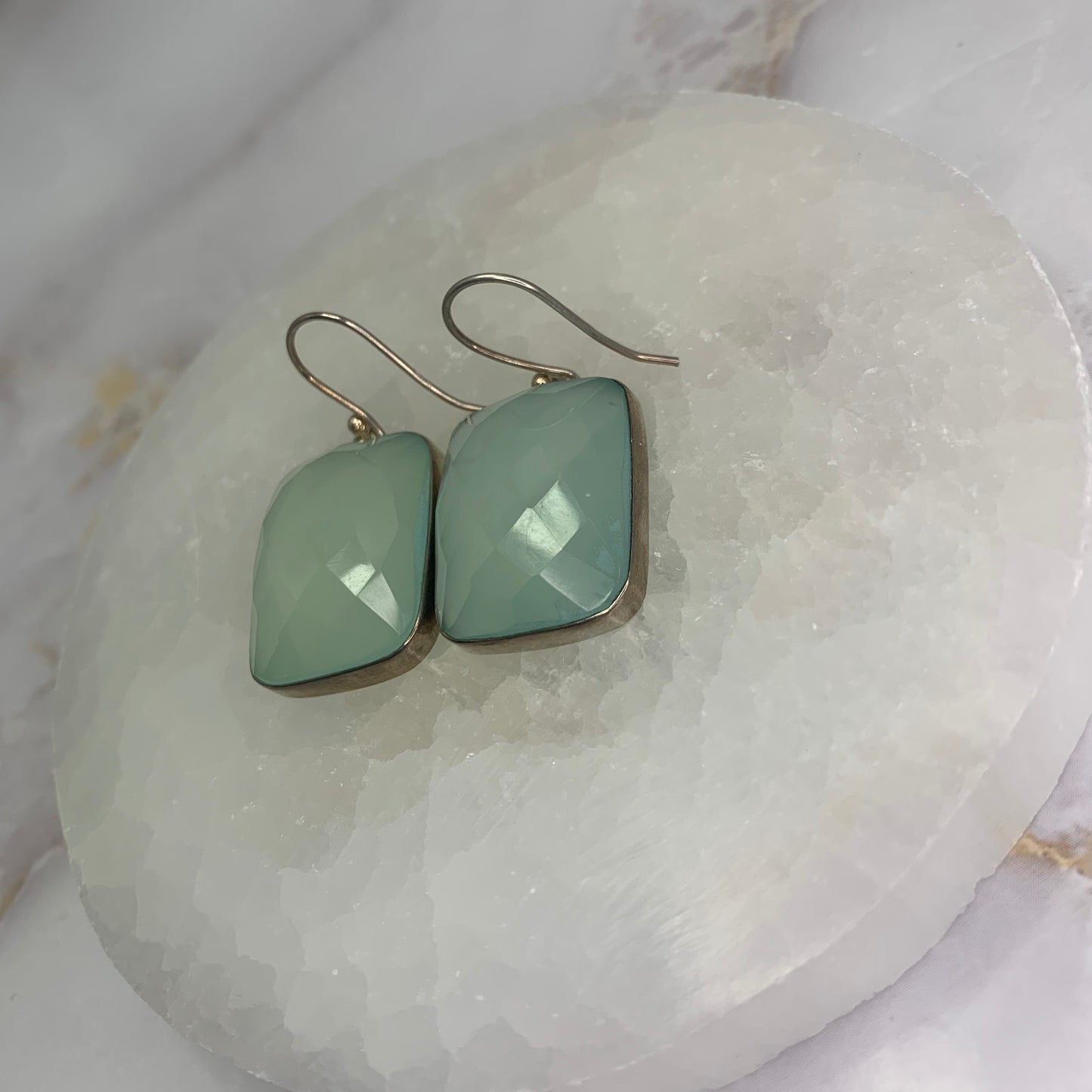 Prehniet is een kalmerende steen en helpt bij het verminderen van stress, je hart te openen voor jezelf en anderen. Helpt om afvalstoffen op te ruimen en helpt tegen blaasontsteking. Helpt het lichaam beter vitamines en mineralen op te nemen en stimuleert de vetstofwisseling. Deze steen kan je dus goed ondersteunen bij overgewicht.