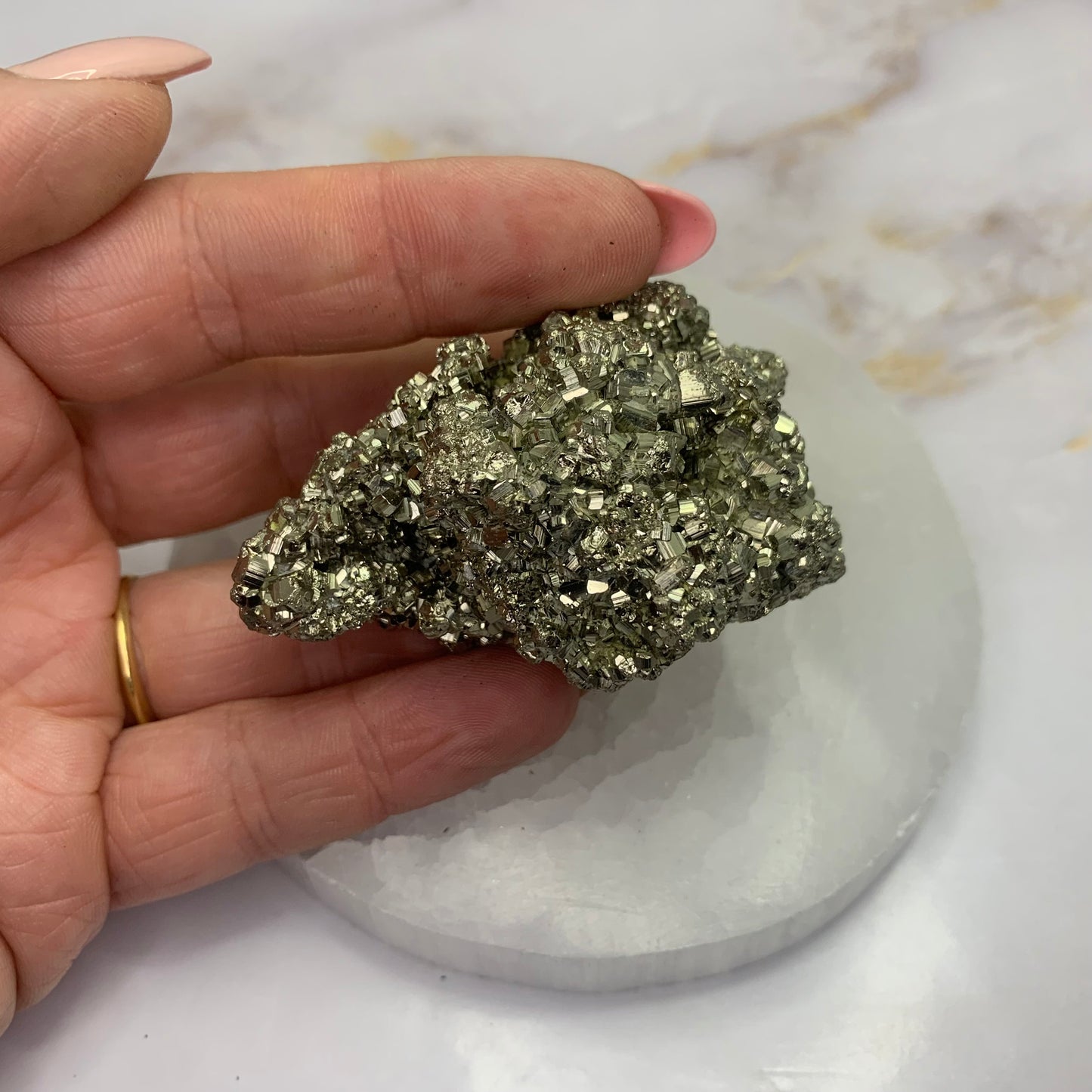 Ruwe pyriet edelsteen met glanzende gouden kristalstructuur, natuurlijk en onbewerkt