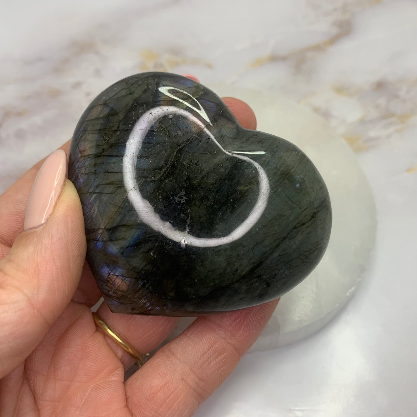 Labradoriet is een krachtige steen die je beschermt en je geestelijke kracht vergroot. Het beschermt je tegen negatieve energie en mensen. Het is ideaal voor mensen die hooggevoelig of hoogsensitief zijn. Het helpt stress en angst te verminderen en je in je kracht te laten staan.
De steen bevordert een verbinding met je intuïtie, gidsen, hogere energieën, spirituele kennisbronnen, andere dimensies en vorige levens. Het is daardoor een goede steen om te dragen bij meditatie, mediumschap, lichtwerk, sjamanis