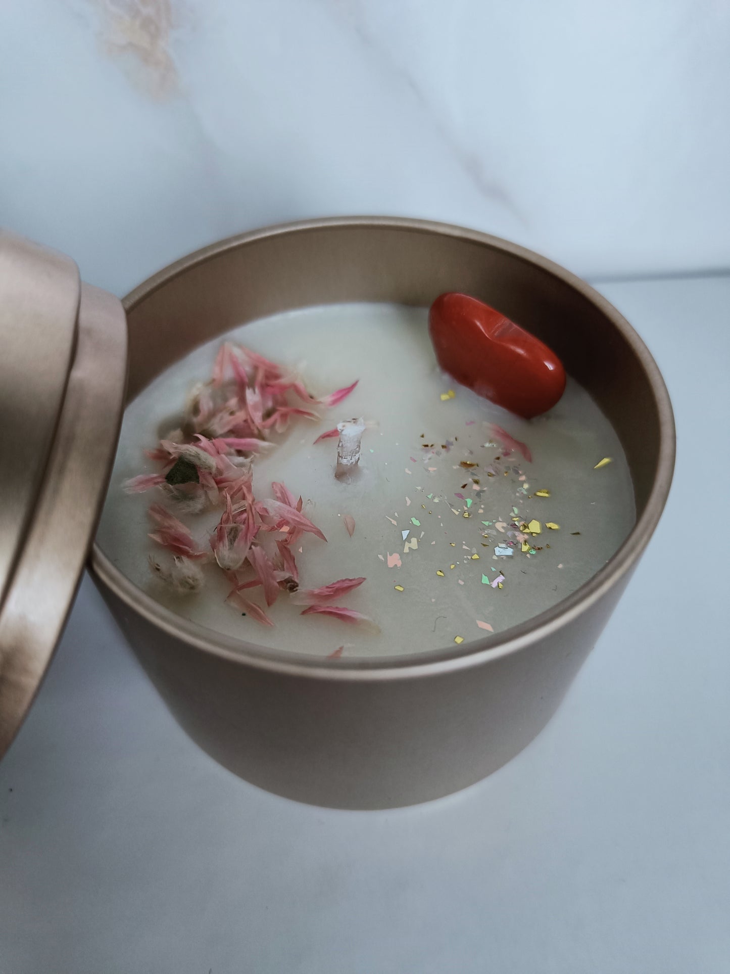 🕯️ Geurkaarsen – Handgemaakte Kaarsen voor Warmte & Welzijn
Ontdek de kracht van geur en sfeer met onze handgemaakte geurkaarsen. Elke kaars wordt zorgvuldig gegoten met natuurlijke was en verrijkt met hoogwaardige geuroliën die je zintuigen prikkelen. Of je nu kiest voor ontspannende lavendel, frisse eucalyptus of warme vanille: onze kaarsen creëren een rustgevende en uitnodigende sfeer in elke ruimte.
Perfect voor zelfzorgmomenten, meditatie, badtijd of als stijlvol cadeau. Dankzij het elegant