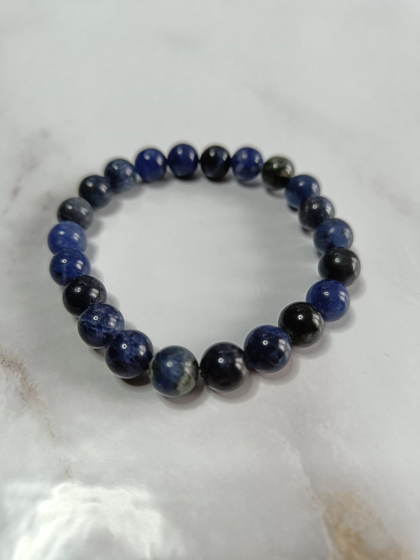 Sodaliet is een bijzondere steen die je helpt om meer inzicht in jezelf te krijgen en jezelf te accepteren zoals je bent. Het bevordert je zelfrespect en zelfvertrouwen en helpt je om beperkende denk- en gedragspatronen te doorbreken. Denk hierbij aan schuldgevoelens, angsten en fobieën.