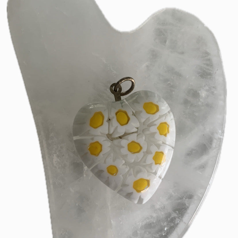 murano glazen kettinghanger van witte bloemen met gele kern