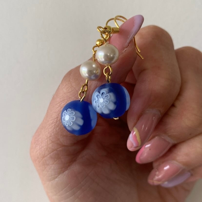 murano glazen oorbellen blauwe bolletje met witte bloemen