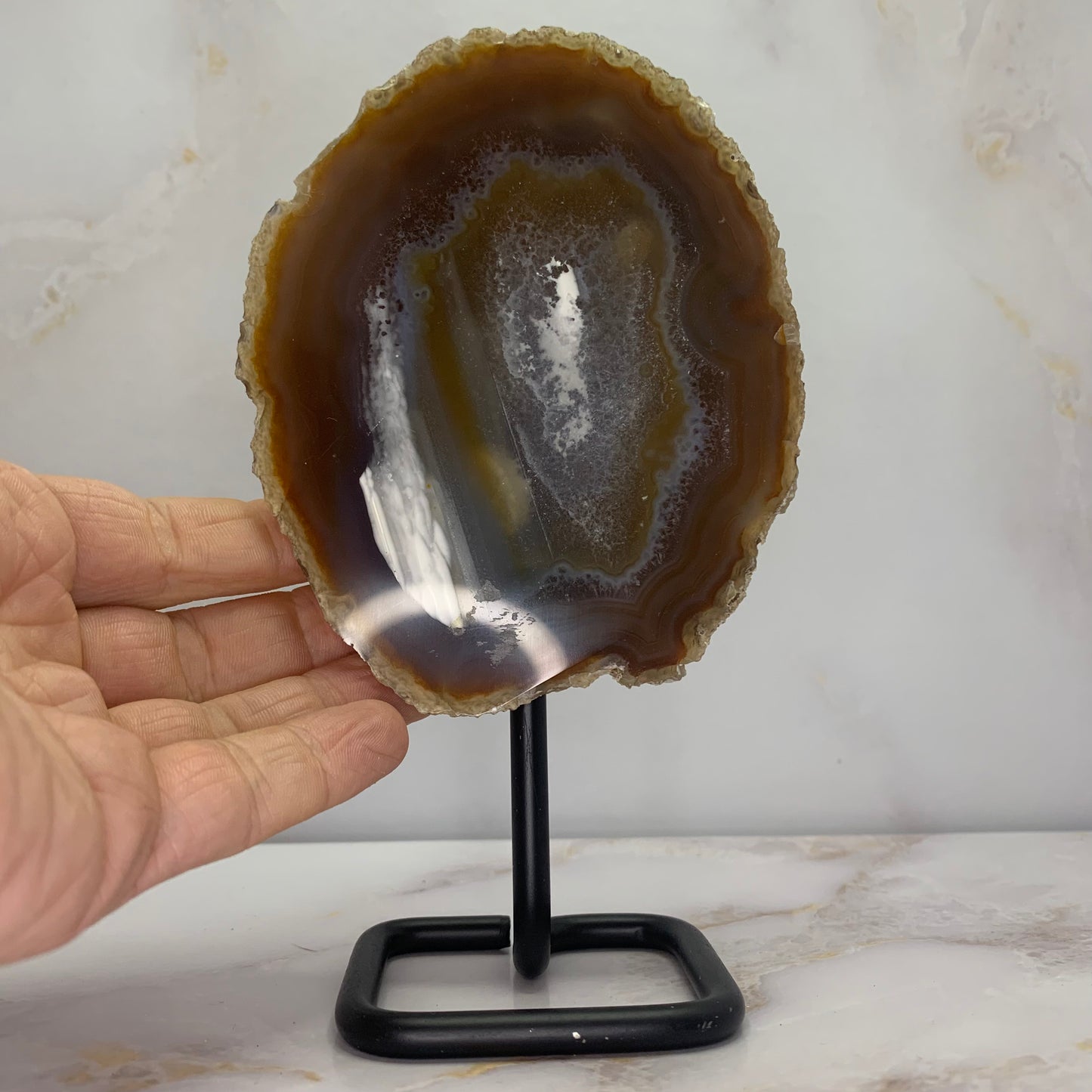Bruine agaat op standaard – natuurlijke edelsteen decoratie met beschermende werking