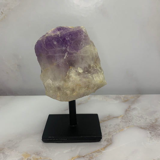 Amethist op standaard – paarse edelsteen decoratie met kalmerende en spirituele werking