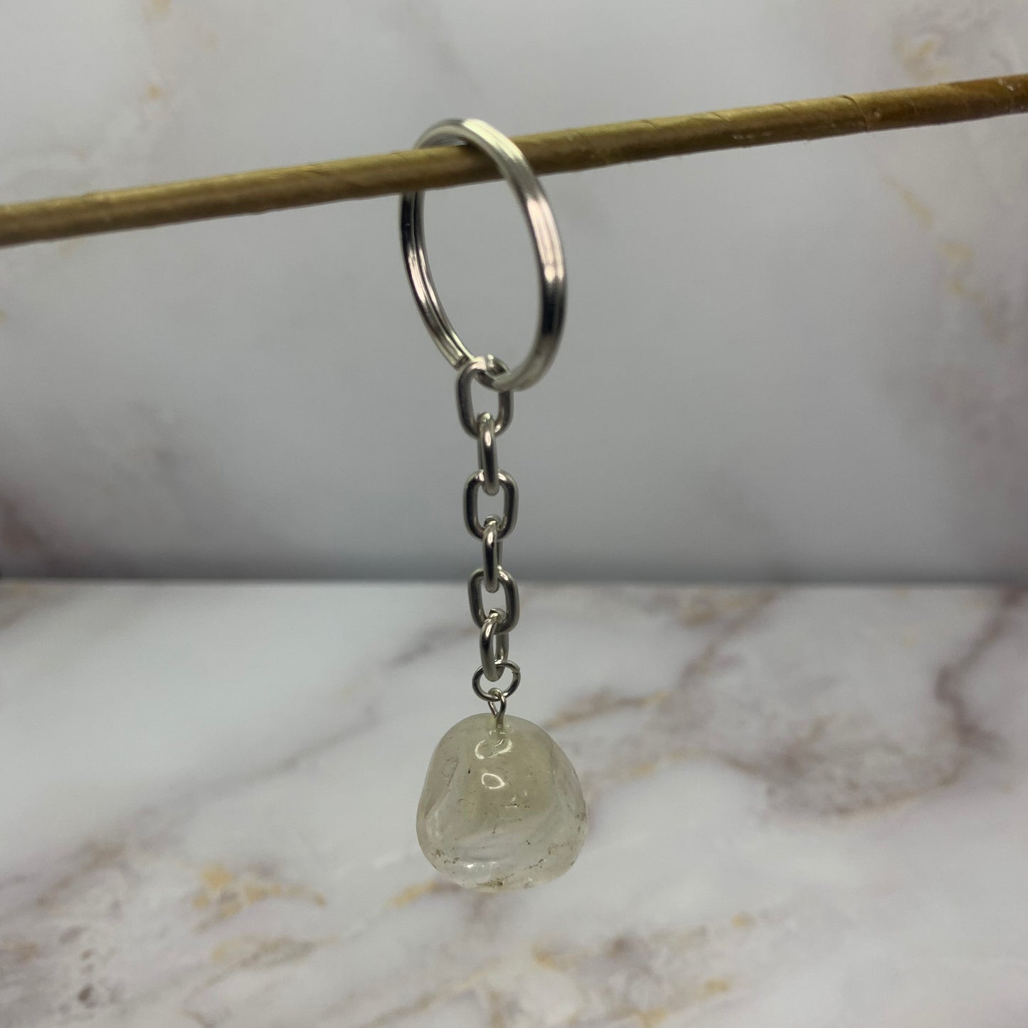 Bergkristal heeft een sterke genezende en reinigende werking. Het ondersteunt bij healing, energetische therapie en spiritueel werk. De steen beschermt tegen negatieve invloeden zoals straling en milieuvervuiling.
