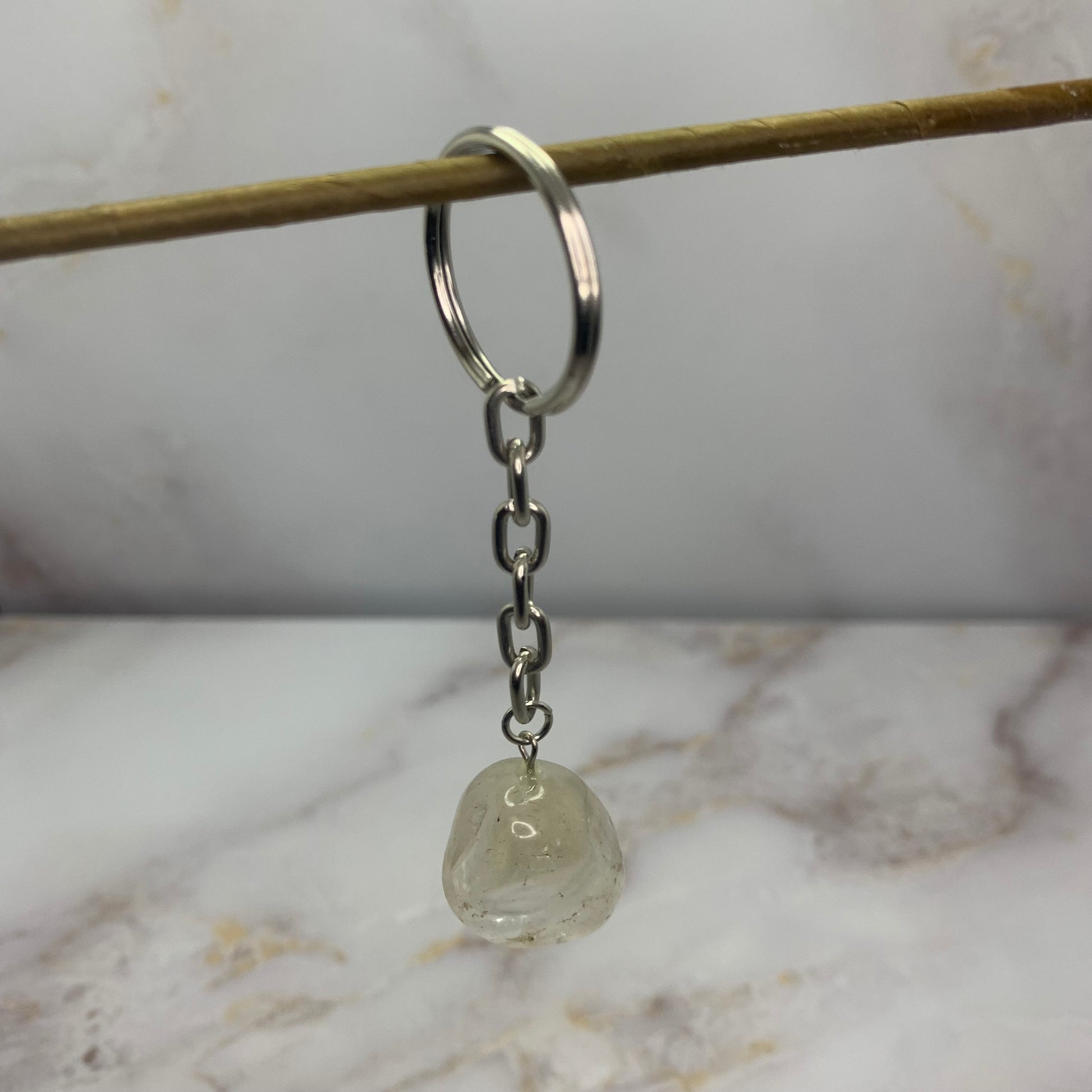 Bergkristal heeft een sterke genezende en reinigende werking. Het ondersteunt bij healing, energetische therapie en spiritueel werk. De steen beschermt tegen negatieve invloeden zoals straling en milieuvervuiling.
