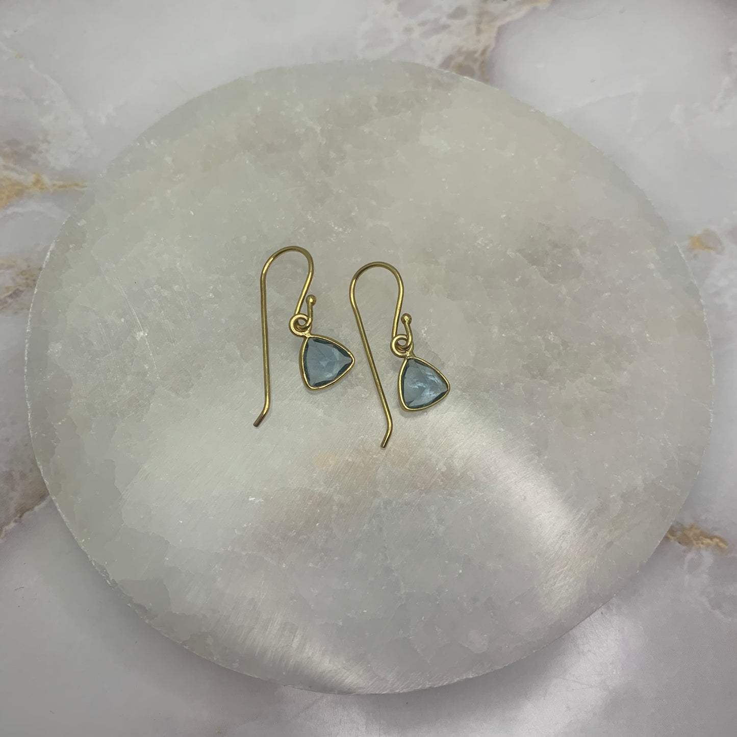 ✨ Blauwe Kwarts Oorbellen

Jouw stijl. Jouw energie. Jouw keuze.

Laat je persoonlijkheid stralen met onze handgemaakte edelsteen oorbellen – volledig aanpasbaar naar jouw smaak en energiebehoefte. Kies zelf je favoriete edelsteen, kleur en stijl en creëer zo unieke oorbellen die passen bij jouw mood, outfit of intentie.

Van zachte rozenkwarts voor liefde, tot beschermende zwarte toermalijn of intuïtieve maansteen: er is altijd een combinatie die bij jou past. De oorbellen zijn beschikbaar in verguld goud 