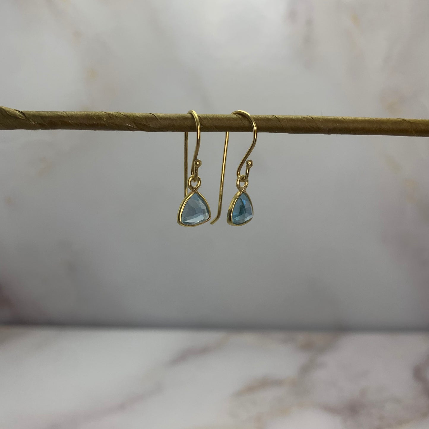 ✨ Blauwe Kwarts Oorbellen

Jouw stijl. Jouw energie. Jouw keuze.

Laat je persoonlijkheid stralen met onze handgemaakte edelsteen oorbellen – volledig aanpasbaar naar jouw smaak en energiebehoefte. Kies zelf je favoriete edelsteen, kleur en stijl en creëer zo unieke oorbellen die passen bij jouw mood, outfit of intentie.

Van zachte rozenkwarts voor liefde, tot beschermende zwarte toermalijn of intuïtieve maansteen: er is altijd een combinatie die bij jou past. De oorbellen zijn beschikbaar in verguld goud 