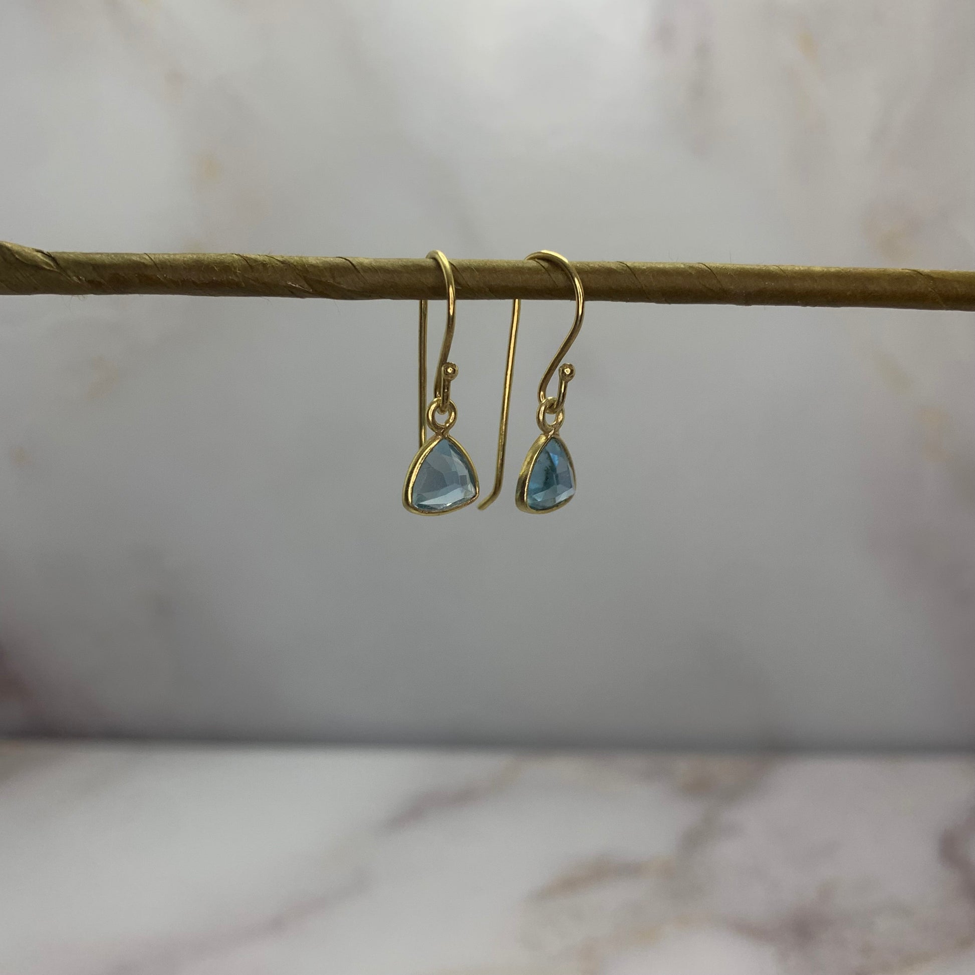 ✨ Blauwe Kwarts Oorbellen

Jouw stijl. Jouw energie. Jouw keuze.

Laat je persoonlijkheid stralen met onze handgemaakte edelsteen oorbellen – volledig aanpasbaar naar jouw smaak en energiebehoefte. Kies zelf je favoriete edelsteen, kleur en stijl en creëer zo unieke oorbellen die passen bij jouw mood, outfit of intentie.

Van zachte rozenkwarts voor liefde, tot beschermende zwarte toermalijn of intuïtieve maansteen: er is altijd een combinatie die bij jou past. De oorbellen zijn beschikbaar in verguld goud 