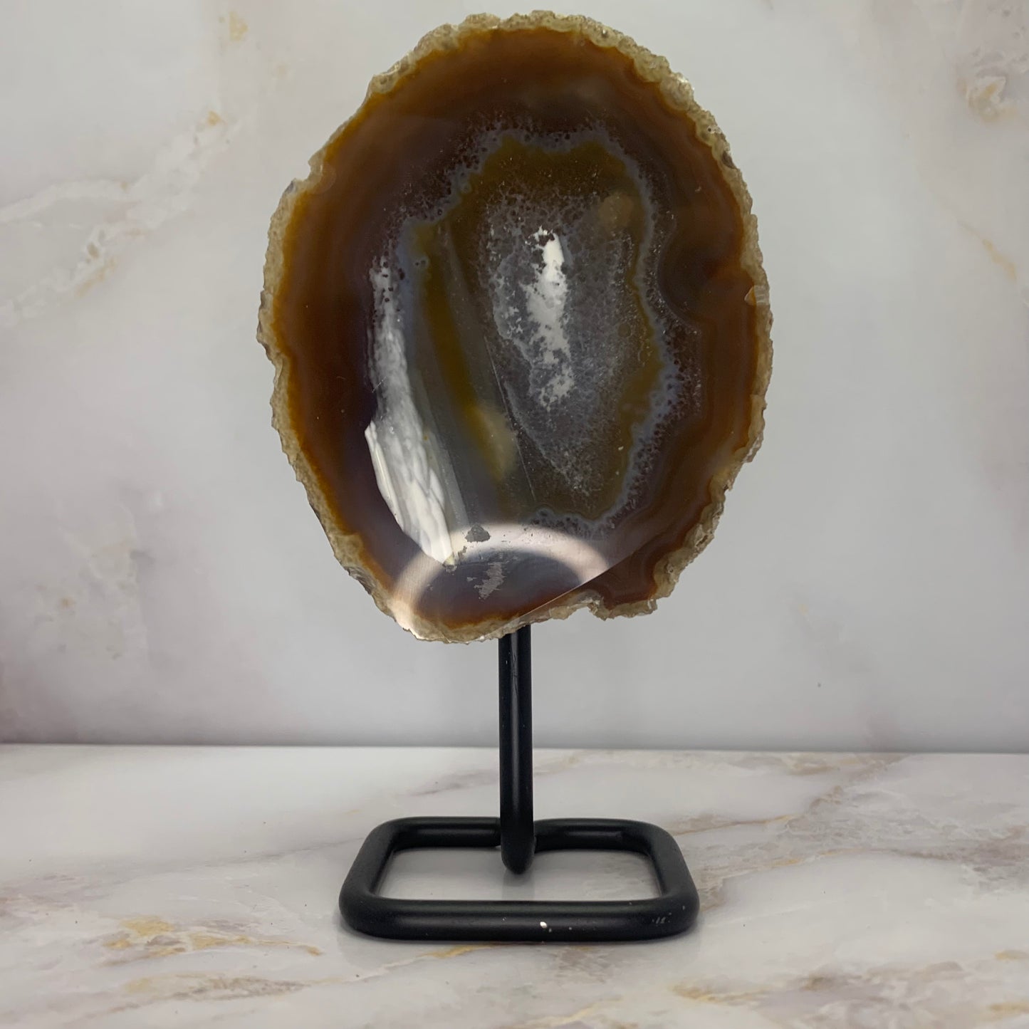 Bruine agaat op standaard – natuurlijke edelsteen decoratie met beschermende werking