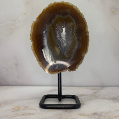 Bruine agaat op standaard – natuurlijke edelsteen decoratie met beschermende werking