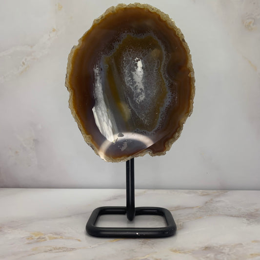 Bruine agaat op standaard – natuurlijke edelsteen decoratie met beschermende werking