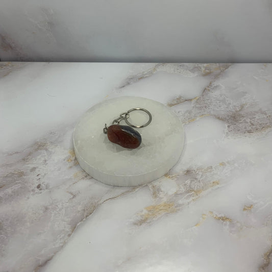 Carneool is een krachtige steen die je energie, moed en doorzettingsvermogen geeft. Het activeert en motiveert je, stimuleert je creativiteit en verhoogt je zelfvertrouwen en eigenwaarde. Het helpt je om voor jezelf op te komen, en kan ondersteuning bieden bij problemen gerelateerd aan misbruik of mishandeling.