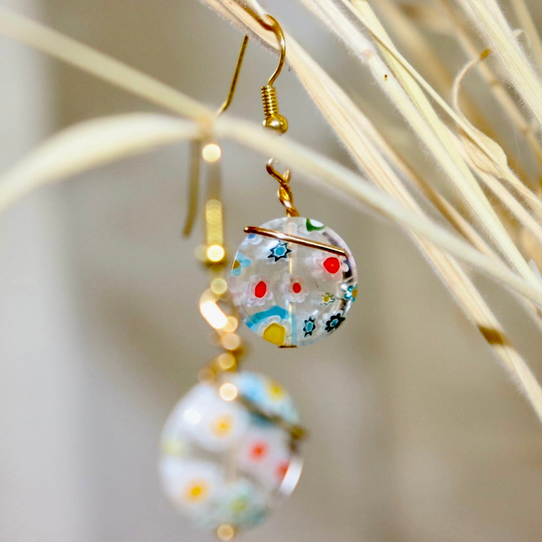 Gemma- gemdroom - oorbellen uit de millefiori collectie. doorschijnend met kleurrijke bloemen. klein gouden detail in de afwerking. De winkel voor jou handgemaakte juwelen, keramiek kaarsen en edelstenen. Echt Venetiaans glaswerk. klassevol, stijlvol.