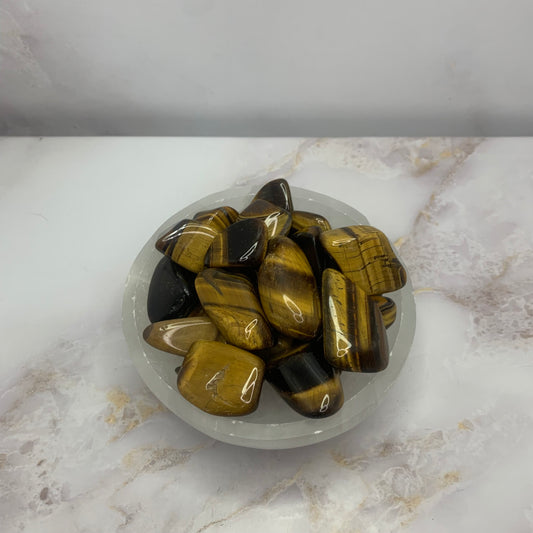 Gepolijste tijgeroog edelsteen met glanzende strepen