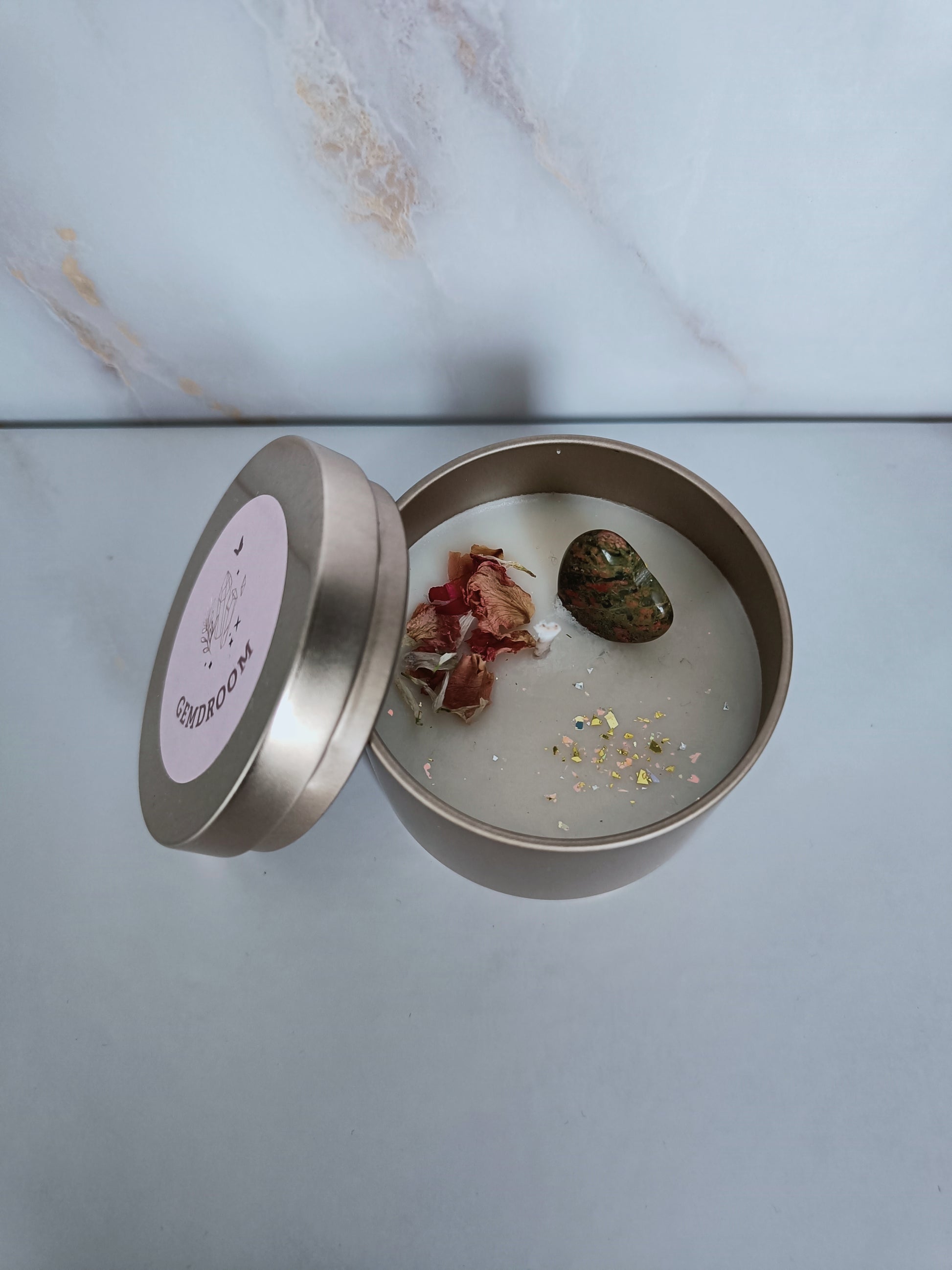 🕯️ Geurkaarsen – Handgemaakte Kaarsen voor Warmte &amp; Welzijn

Ontdek de kracht van geur en sfeer met onze handgemaakte geurkaarsen. Elke kaars wordt zorgvuldig gegoten met natuurlijke was en verrijkt met hoogwaardige geuroliën die je zintuigen prikkelen. Of je nu kiest voor ontspannende lavendel, frisse eucalyptus of warme vanille: onze kaarsen creëren een rustgevende en uitnodigende sfeer in elke ruimte.

Perfect voor zelfzorgmomenten, meditatie, badtijd of als stijlvol cadeau. Dankzij het elegante ont