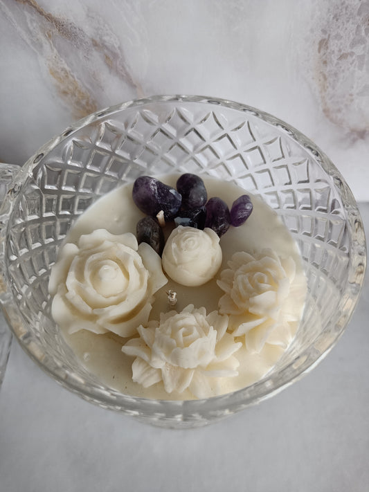 Handgemaakte geurkaars in keramieken pot met natuurlijke lont en zachte geur