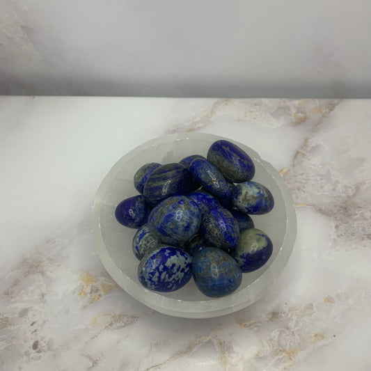 Lapis lazuli edelsteen – blauwe steen voor communicatie en wijsheid