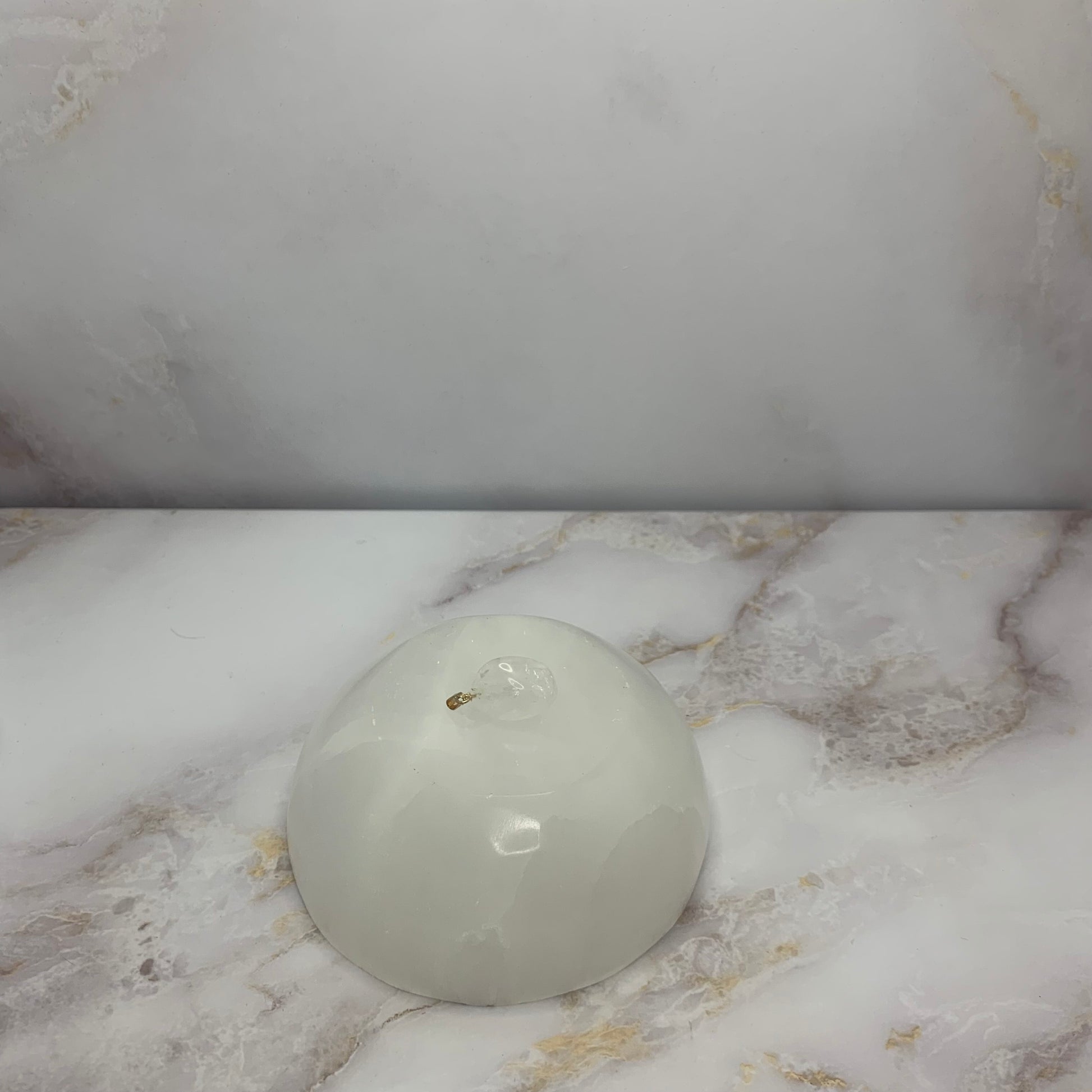 ✨ Kettinghanger | Bergkristal - trommelsteen
“Uniek en met de hand gemaakt”

🌸 Omschrijving &nbsp;

Onze handgemaakte kettinghangers zijn stuk voor stuk unieke creaties, met oog voor detail en liefde vervaardigd. Elke hanger is een miniatuur kunstwerk – met de hand geboetseerd, afgewerkt en samengesteld in België. Perfect om je ketting een persoonlijke touch te geven of cadeau te doen aan iemand die houdt van authentieke sieraden.

🔍 Details &nbsp;
• Materiaal: Verguld messing (nikkelvrij)
• Sterrenbeeld: