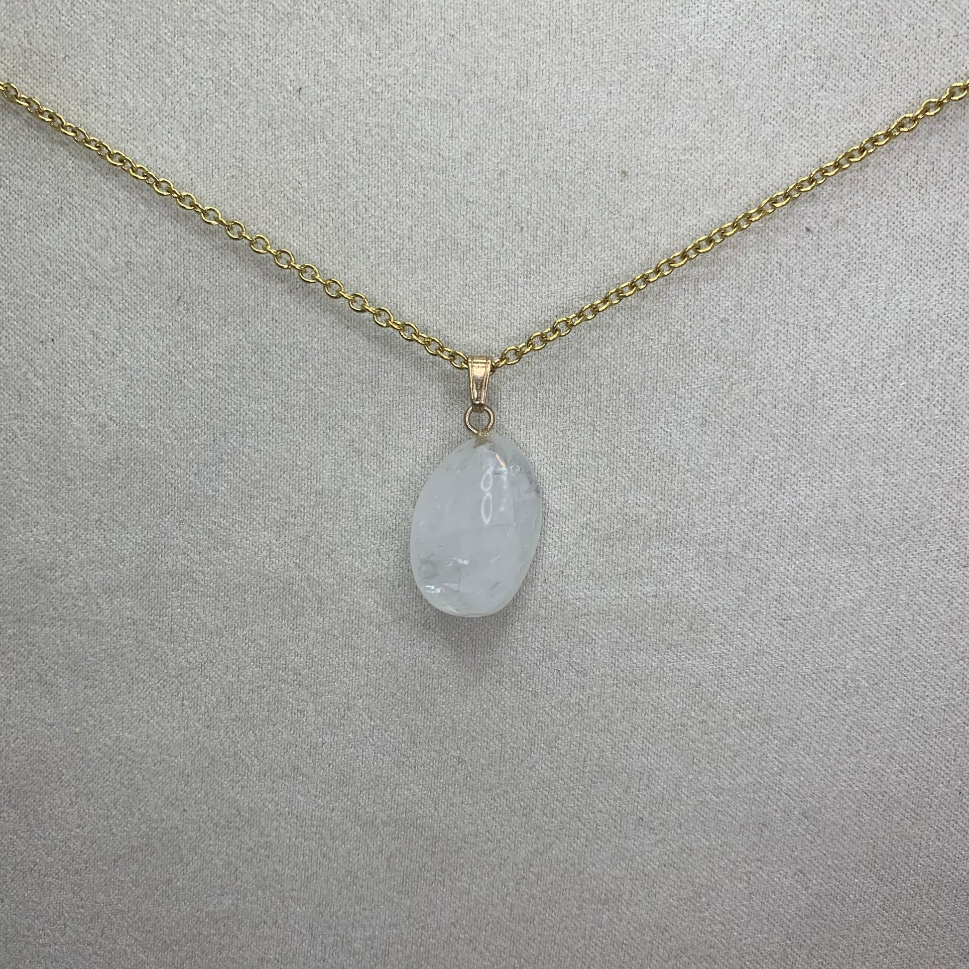 ✨ Kettinghanger | Bergkristal - trommelsteen
“Uniek en met de hand gemaakt”

🌸 Omschrijving &nbsp;

Onze handgemaakte kettinghangers zijn stuk voor stuk unieke creaties, met oog voor detail en liefde vervaardigd. Elke hanger is een miniatuur kunstwerk – met de hand geboetseerd, afgewerkt en samengesteld in België. Perfect om je ketting een persoonlijke touch te geven of cadeau te doen aan iemand die houdt van authentieke sieraden.

🔍 Details &nbsp;
• Materiaal: Verguld messing (nikkelvrij)
• Sterrenbeeld: