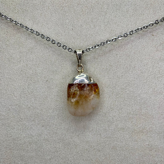 ✨ Kettinghanger | Citrien - trommelsteen
“Uniek en met de hand gemaakt”

🌸 Omschrijving &nbsp;

Onze handgemaakte kettinghangers zijn stuk voor stuk unieke creaties, met oog voor detail en liefde vervaardigd. Elke hanger is een miniatuur kunstwerk – met de hand geboetseerd, afgewerkt en samengesteld in België. Perfect om je ketting een persoonlijke touch te geven of cadeau te doen aan iemand die houdt van authentieke sieraden.

🔍 Details &nbsp;
• Materiaal: Verguld messing (nikkelvrij)
• Sterrenbeeld: Twe