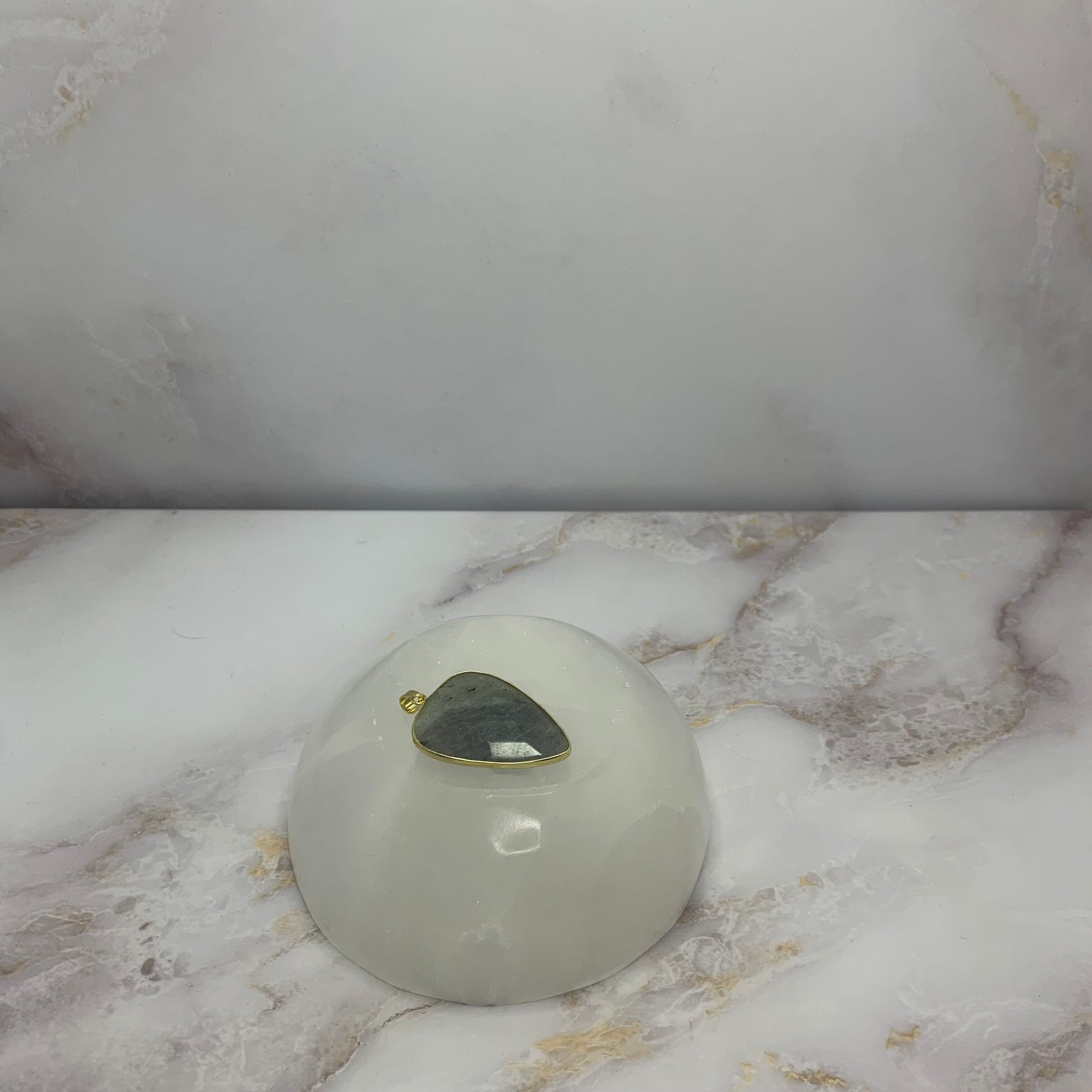 ✨ Kettinghanger | Labradoriet - druppel
“Uniek en met de hand gemaakt”

🌸 Omschrijving &nbsp;

Onze handgemaakte kettinghangers zijn stuk voor stuk unieke creaties, met oog voor detail en liefde vervaardigd. Elke hanger is een miniatuur kunstwerk – met de hand geboetseerd, afgewerkt en samengesteld in België. Perfect om je ketting een persoonlijke touch te geven of cadeau te doen aan iemand die houdt van authentieke sieraden.

🔍 Details &nbsp;
• Materiaal: Verguld messing (nikkelvrij)
• Sterrenbeeld: Leeu