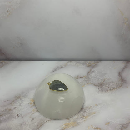 ✨ Kettinghanger | Labradoriet - druppel
“Uniek en met de hand gemaakt”

🌸 Omschrijving &nbsp;

Onze handgemaakte kettinghangers zijn stuk voor stuk unieke creaties, met oog voor detail en liefde vervaardigd. Elke hanger is een miniatuur kunstwerk – met de hand geboetseerd, afgewerkt en samengesteld in België. Perfect om je ketting een persoonlijke touch te geven of cadeau te doen aan iemand die houdt van authentieke sieraden.

🔍 Details &nbsp;
• Materiaal: Verguld messing (nikkelvrij)
• Sterrenbeeld: Leeu