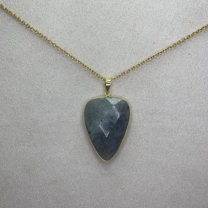 ✨ Kettinghanger | Labradoriet - druppel
“Uniek en met de hand gemaakt”

🌸 Omschrijving &nbsp;

Onze handgemaakte kettinghangers zijn stuk voor stuk unieke creaties, met oog voor detail en liefde vervaardigd. Elke hanger is een miniatuur kunstwerk – met de hand geboetseerd, afgewerkt en samengesteld in België. Perfect om je ketting een persoonlijke touch te geven of cadeau te doen aan iemand die houdt van authentieke sieraden.

🔍 Details &nbsp;
• Materiaal: Verguld messing (nikkelvrij)
• Sterrenbeeld: Leeu