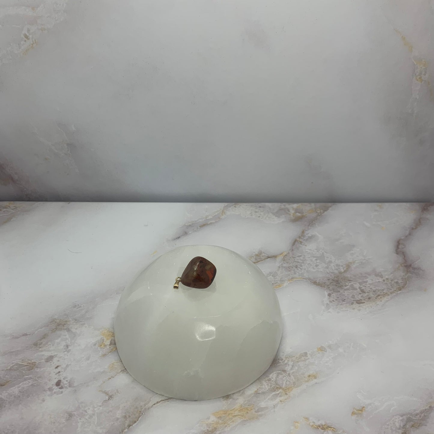 ✨ Kettinghanger | Mahonie Obsidiaan- trommelsteen
“Uniek en met de hand gemaakt”

🌸 Omschrijving &nbsp;

Onze handgemaakte kettinghangers zijn stuk voor stuk unieke creaties, met oog voor detail en liefde vervaardigd. Elke hanger is een miniatuur kunstwerk – met de hand geboetseerd, afgewerkt en samengesteld in België. Perfect om je ketting een persoonlijke touch te geven of cadeau te doen aan iemand die houdt van authentieke sieraden.

🔍 Details &nbsp;
• Materiaal: Verguld messing (nikkelvrij)
• Sterrenb