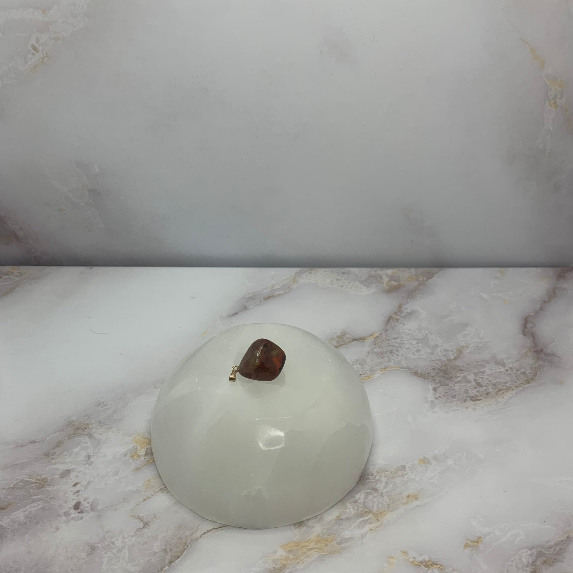 ✨ Kettinghanger | Mahonie Obsidiaan- trommelsteen
“Uniek en met de hand gemaakt”

🌸 Omschrijving &nbsp;

Onze handgemaakte kettinghangers zijn stuk voor stuk unieke creaties, met oog voor detail en liefde vervaardigd. Elke hanger is een miniatuur kunstwerk – met de hand geboetseerd, afgewerkt en samengesteld in België. Perfect om je ketting een persoonlijke touch te geven of cadeau te doen aan iemand die houdt van authentieke sieraden.

🔍 Details &nbsp;
• Materiaal: Verguld messing (nikkelvrij)
• Sterrenb