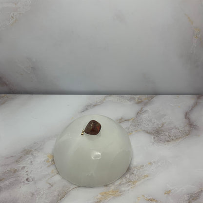 ✨ Kettinghanger | Mahonie Obsidiaan- trommelsteen
“Uniek en met de hand gemaakt”

🌸 Omschrijving &nbsp;

Onze handgemaakte kettinghangers zijn stuk voor stuk unieke creaties, met oog voor detail en liefde vervaardigd. Elke hanger is een miniatuur kunstwerk – met de hand geboetseerd, afgewerkt en samengesteld in België. Perfect om je ketting een persoonlijke touch te geven of cadeau te doen aan iemand die houdt van authentieke sieraden.

🔍 Details &nbsp;
• Materiaal: Verguld messing (nikkelvrij)
• Sterrenb