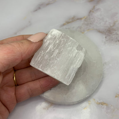 Koop ruwe seleniet, een zuivere kristal voor energiezuivering en mentale helderheid. Ideaal voor meditatie en spirituele bescherming.