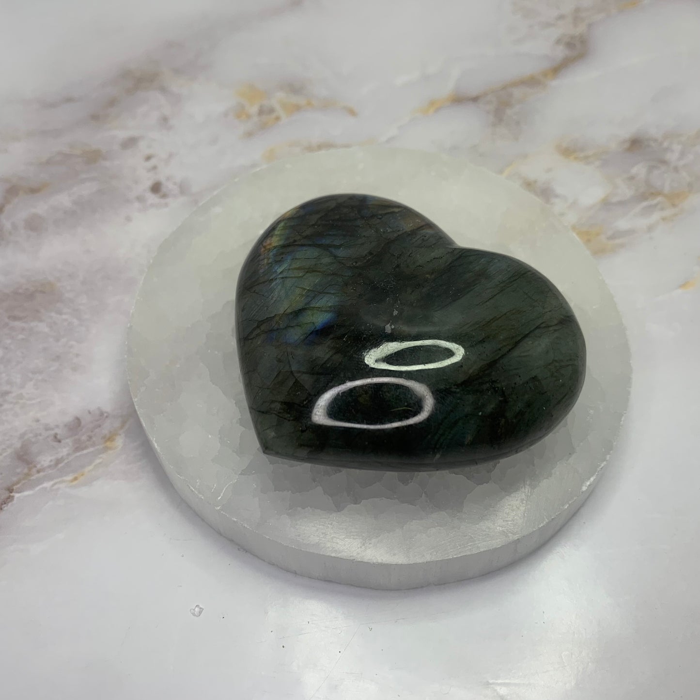 Labradoriet is een krachtige steen die je beschermt en je geestelijke kracht vergroot. Het beschermt je tegen negatieve energie en mensen. Het is ideaal voor mensen die hooggevoelig of hoogsensitief zijn. Het helpt stress en angst te verminderen en je in je kracht te laten staan.

De steen bevordert een verbinding met je intuïtie, gidsen, hogere energieën, spirituele kennisbronnen, andere dimensies en vorige levens. Het is daardoor een goede steen om te dragen bij meditatie, mediumschap, lichtwerk, sjamanis