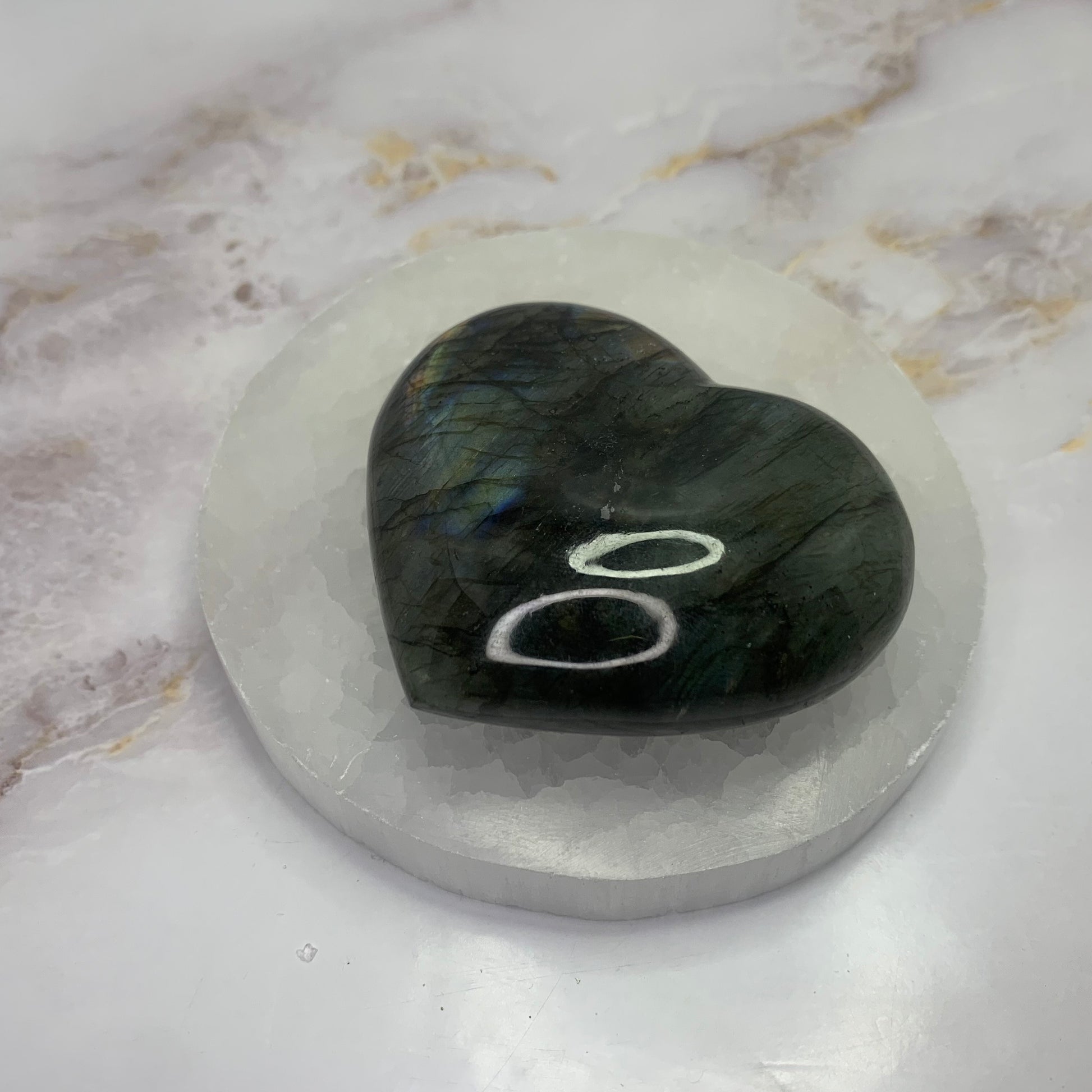 Labradoriet is een krachtige steen die je beschermt en je geestelijke kracht vergroot. Het beschermt je tegen negatieve energie en mensen. Het is ideaal voor mensen die hooggevoelig of hoogsensitief zijn. Het helpt stress en angst te verminderen en je in je kracht te laten staan.

De steen bevordert een verbinding met je intuïtie, gidsen, hogere energieën, spirituele kennisbronnen, andere dimensies en vorige levens. Het is daardoor een goede steen om te dragen bij meditatie, mediumschap, lichtwerk, sjamanis