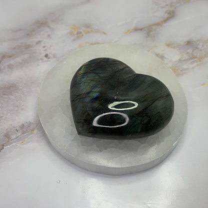 Labradoriet is een krachtige steen die je beschermt en je geestelijke kracht vergroot. Het beschermt je tegen negatieve energie en mensen. Het is ideaal voor mensen die hooggevoelig of hoogsensitief zijn. Het helpt stress en angst te verminderen en je in je kracht te laten staan.

De steen bevordert een verbinding met je intuïtie, gidsen, hogere energieën, spirituele kennisbronnen, andere dimensies en vorige levens. Het is daardoor een goede steen om te dragen bij meditatie, mediumschap, lichtwerk, sjamanis