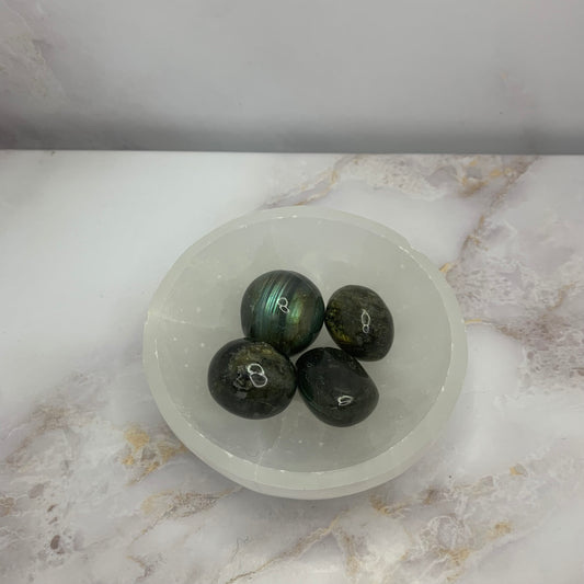 Labradoriet trommelsteen – beschermende edelsteen met magische glans