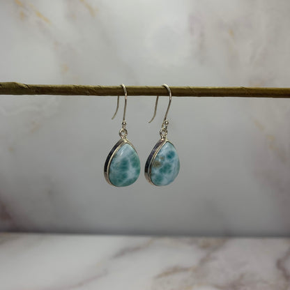 ✨ Larimar Oorbellen

Jouw stijl. Jouw energie. Jouw keuze.

Laat je persoonlijkheid stralen met onze handgemaakte edelsteen oorbellen – volledig aanpasbaar naar jouw smaak en energiebehoefte. Kies zelf je favoriete edelsteen, kleur en stijl en creëer zo unieke oorbellen die passen bij jouw mood, outfit of intentie.

Van zachte rozenkwarts voor liefde, tot beschermende zwarte toermalijn of intuïtieve maansteen: er is altijd een combinatie die bij jou past. De oorbellen zijn beschikbaar in verguld goud of zil