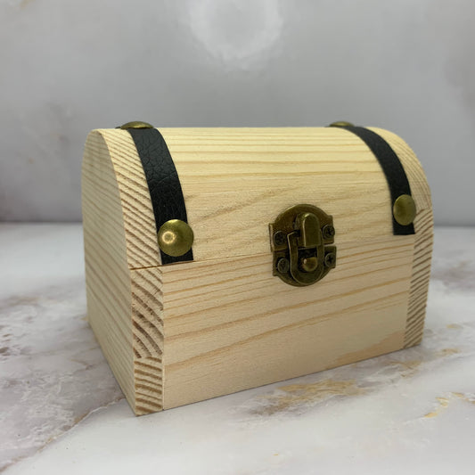 🌟 Leeg houten schatkistje – klein, decoratief en vol mogelijkheden

Dit mini houten schatkistje is de perfecte bewaarplek voor edelstenen, sieraden, briefjes of andere kleine schatten. Gemaakt van lichtgewicht hout en afgewerkt met een klassieke metalen sluiting, past dit kistje in elk interieur of altaar. Laat je creativiteit de vrije loop – vul het zelf met wat jij bijzonder vindt.

Kenmerken:

Compact houten kistje met metalen sluiting

Ideaal voor edelstenen, sieraden of kleine herinneringen

Ook leuk 