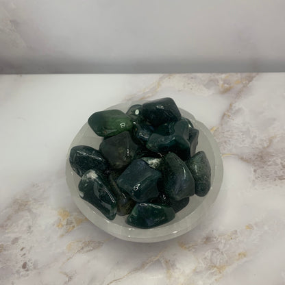 Natuurlijke mossagaat trommelsteen met dendritische patronen