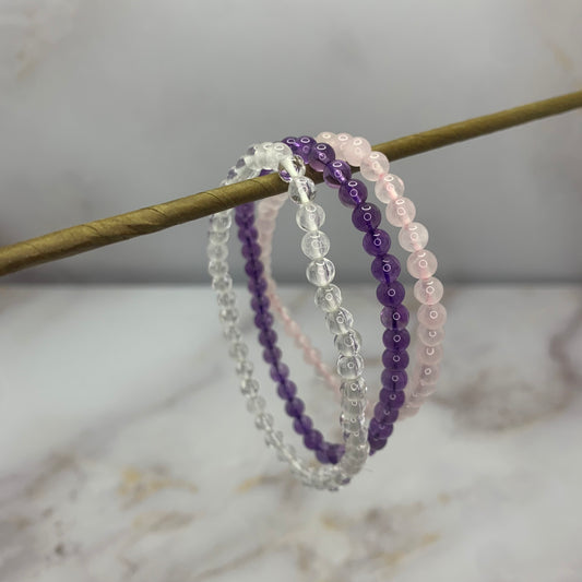Ontdek de Gouden Driehoek armband – handgemaakt met amethist, bergkristal en rozenkwarts. Voor balans, liefde en innerlijke rust. Spiritueel en stijlvol.